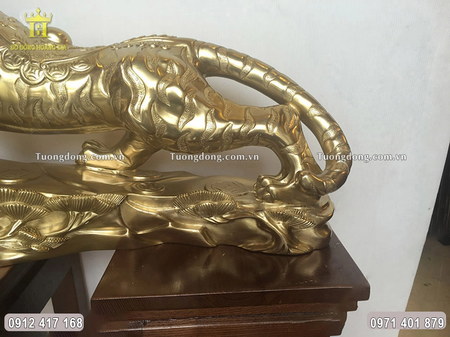 4 chân hổ trụ vững trên phiến đá
